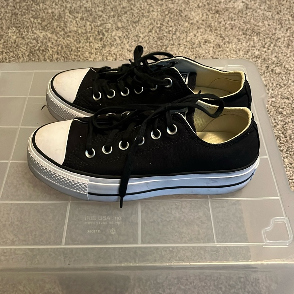 Converse Women’s canvas shoe. Black and white size 61/2